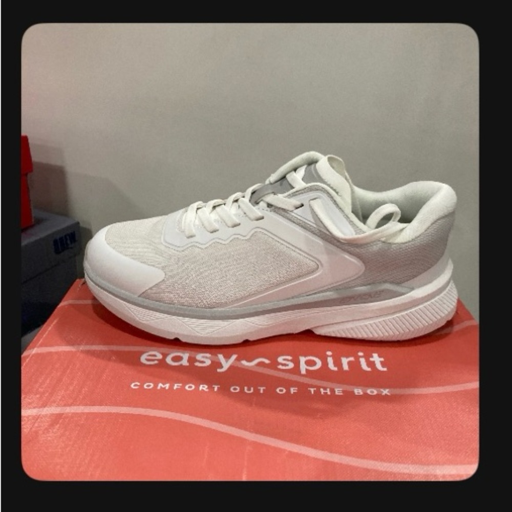 EASY SPIRIT LADIES ATHLETIC SHOES, WHITE. SIZE 8W, NEW WITH BOX,